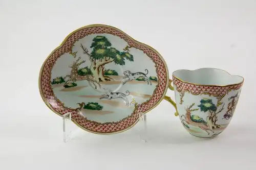 Tasse und Untertasse, Frankreich, Ende 19. Jh., wohl Samson, ungemarkt, im chinesischen Stil des 18. Jh., bemalt mit Jagdszenen, und dem Wappen des Herzoges Louis-Félix de La Salle de Rochemaure, (1856 - 1915, er lebte auf dem Château de Clavières...