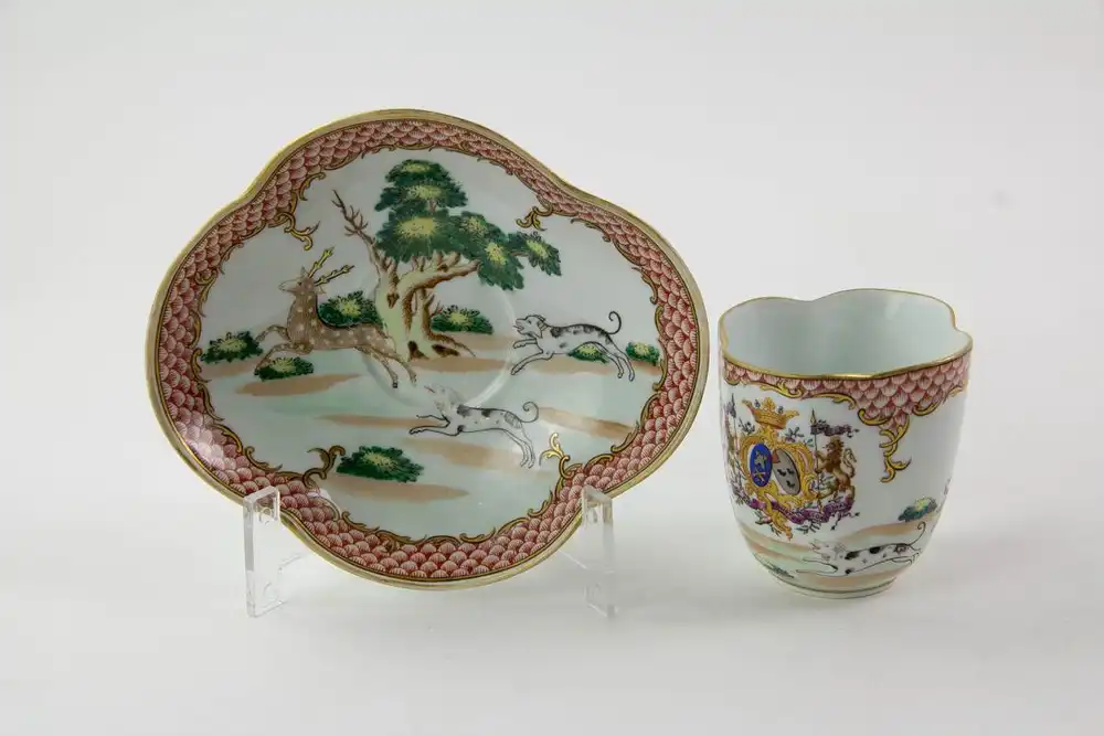Tasse und Untertasse, Frankreich, Ende 19. Jh., wohl Samson, ungemarkt, im chinesischen Stil des 18. Jh., bemalt mit Jagdszenen, und dem Wappen des Herzoges Louis-Félix de La Salle de Rochemaure, (1856 - 1915, er lebte auf dem Château de Clavières... 4