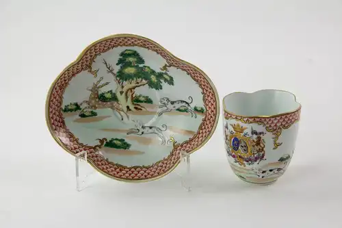 Tasse und Untertasse, Frankreich, Ende 19. Jh., wohl Samson, ungemarkt, im chinesischen Stil des 18. Jh., bemalt mit Jagdszenen, und dem Wappen des Herzoges Louis-Félix de La Salle de Rochemaure, (1856 - 1915, er lebte auf dem Château de Clavières...