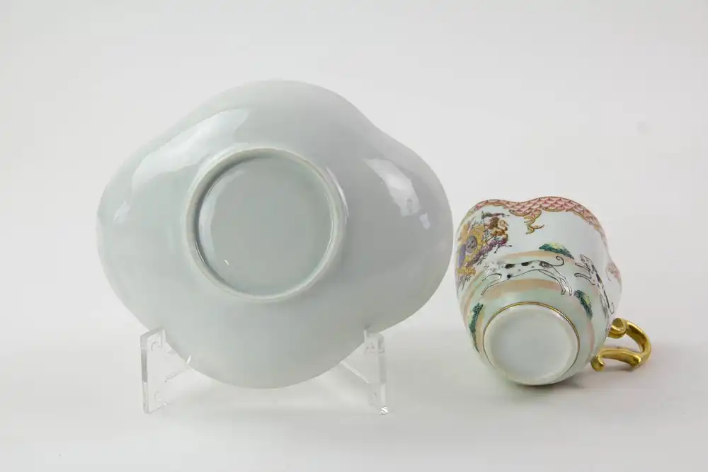 Tasse und Untertasse, Frankreich, Ende 19. Jh., wohl Samson, ungemarkt, im chinesischen Stil des 18. Jh., bemalt mit Jagdszenen, und dem Wappen des Herzoges Louis-Félix de La Salle de Rochemaure, (1856 - 1915, er lebte auf dem Château de Clavières... 5