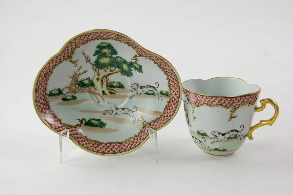 Tasse und Untertasse, Frankreich, Ende 19. Jh., wohl Samson, ungemarkt, im chinesischen Stil des 18. Jh., bemalt mit Jagdszenen, und dem Wappen des Herzoges Louis-Félix de La Salle de Rochemaure, (1856 - 1915, er lebte auf dem Château de Clavières... 6