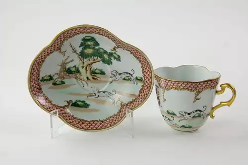 Tasse und Untertasse, Frankreich, Ende 19. Jh., wohl Samson, ungemarkt, im chinesischen Stil des 18. Jh., bemalt mit Jagdszenen, und dem Wappen des Herzoges Louis-Félix de La Salle de Rochemaure, (1856 - 1915, er lebte auf dem Château de Clavières...