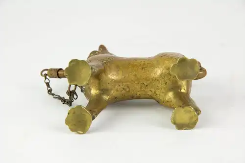 2 Öllampen, Deutschland, um 1900, Hersteller: Firma Erhard und Söhne, Bronze graviert in Form von kleinen Löwen, der kleine Löwe komplett, bis auf den Einfüllstöpsel, graviert mit Weihnachten 1911, beim großen Löwen fehlen der Dochthalter, der...