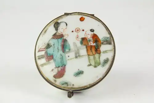 Kleine Dose, China, Qing-Dynastie, 19. Jh., polychrom bemalt, auf Deckel Figuren, Wandungen mit Blumen verziert, Korpus und Deckel mit Messingverschluss, unbeschädigt, Gebrauchsspuren. , H: 3,5 cm.