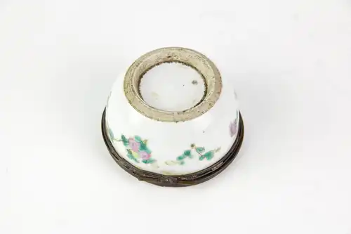 Kleine Dose, China, Qing-Dynastie, 19. Jh., polychrom bemalt, auf Deckel Figuren, Wandungen mit Blumen verziert, Korpus und Deckel mit Messingverschluss, unbeschädigt, Gebrauchsspuren. , H: 3,5 cm.