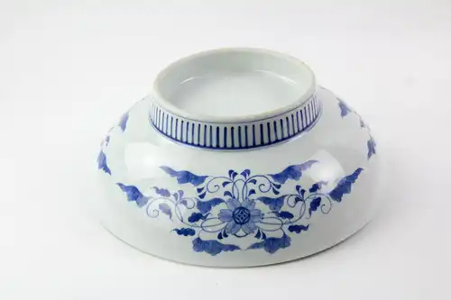 Große Schale, China, 2. Hälfte 20. Jh., Blaumalerei, Unterglasur, im Fond verziert mit Bambus-, Kirsch- und Kiefernzweigen, Schale außen umlaufend mit floralen Motiven bemalt, sehr gute Qualität, unbeschädigt, Gebrauchsspuren. H: 11,5 cm, D: 34 cm.