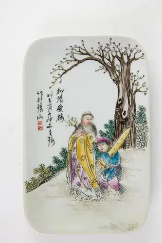 Schale, China, Mitte 20. Jh., polychrom bemalt mit Figuren in Landschaft, unbeschädigt, Gebrauchsspuren. B: 12 cm, L: 19 cm.