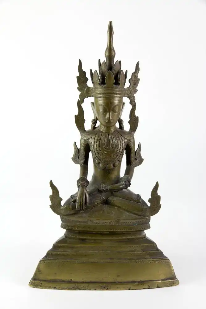 Jambupati Buddha, 18./19. Jh., helle Bronze mit feiner Patina, sitzender Buddha mit Krone auf eckigem Sockel, die rechte Hand berührt die Erde, die linke Hand im Meditationsgestus im Schoß liegend, reicher Brustschmuck, Figur reichlich, sehr fein... 0