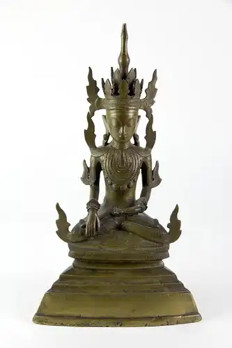 Jambupati Buddha, 18./19. Jh., helle Bronze mit feiner Patina, sitzender Buddha mit Krone auf eckigem Sockel, die rechte Hand berührt die Erde, die linke Hand im Meditationsgestus im Schoß liegend, reicher Brustschmuck, Figur reichlich, sehr fein...