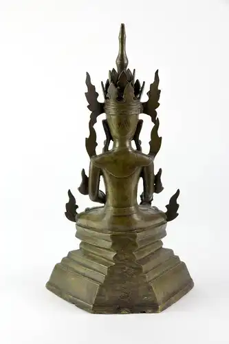 Jambupati Buddha, 18./19. Jh., helle Bronze mit feiner Patina, sitzender Buddha mit Krone auf eckigem Sockel, die rechte Hand berührt die Erde, die linke Hand im Meditationsgestus im Schoß liegend, reicher Brustschmuck, Figur reichlich, sehr fein...