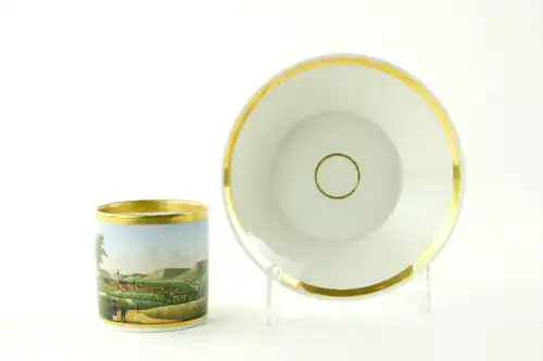 Tasse und Untertasse, um 1820, Biedermeier, ungemarkt, zylindrische Form, bemalt mit einer Stadtansicht von Jena, feine Malerei, am Lippenrand restauriert, sonst unbeschädigt. H: 6 cm.