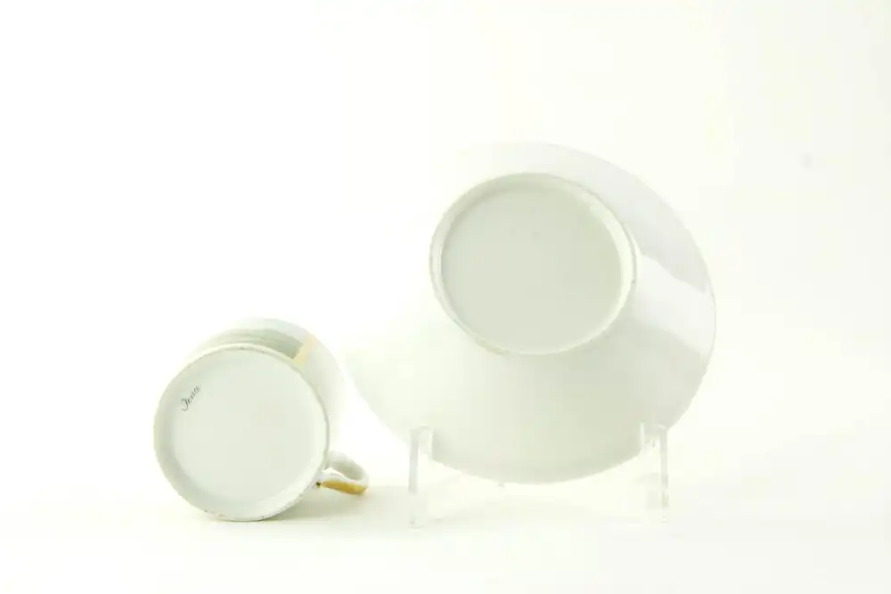Tasse und Untertasse, um 1820, Biedermeier, ungemarkt, zylindrische Form, bemalt mit einer Stadtansicht von Jena, feine Malerei, am Lippenrand restauriert, sonst unbeschädigt. H: 6 cm. 3