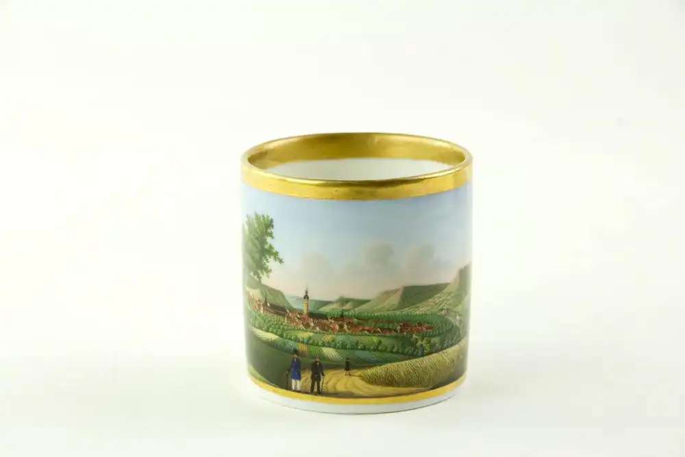 Tasse und Untertasse, um 1820, Biedermeier, ungemarkt, zylindrische Form, bemalt mit einer Stadtansicht von Jena, feine Malerei, am Lippenrand restauriert, sonst unbeschädigt. H: 6 cm. 4