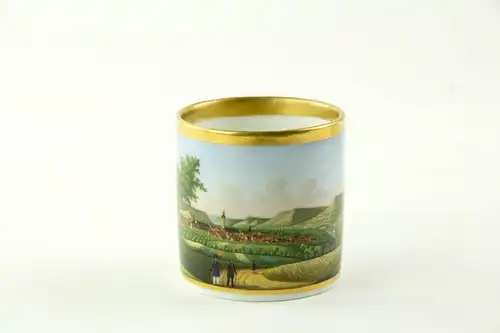 Tasse und Untertasse, um 1820, Biedermeier, ungemarkt, zylindrische Form, bemalt mit einer Stadtansicht von Jena, feine Malerei, am Lippenrand restauriert, sonst unbeschädigt. H: 6 cm.