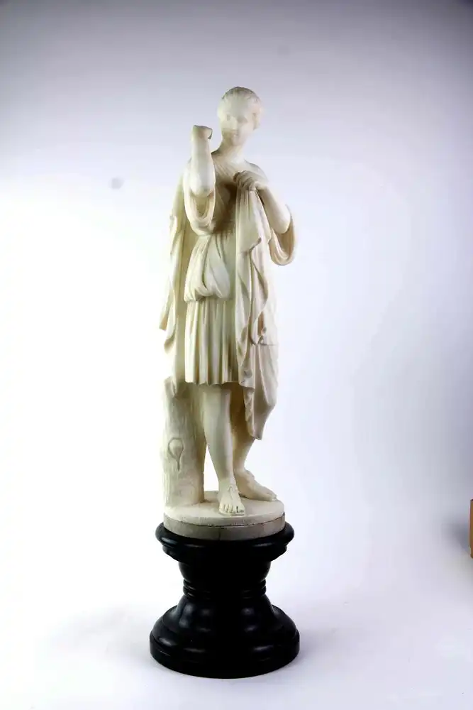Große Figur, 19. Jh., Italien, Alabaster, Dame im klassisch-antiken Stil mit Gewand vor Baumstamm, wohl Kopie eines Originals, Sockel aus grünen, gedrechselten Marmor, Podest zweiteilig, drehbar, unbeschädigt, Gebrauchsspuren. H: 72 cm. 0