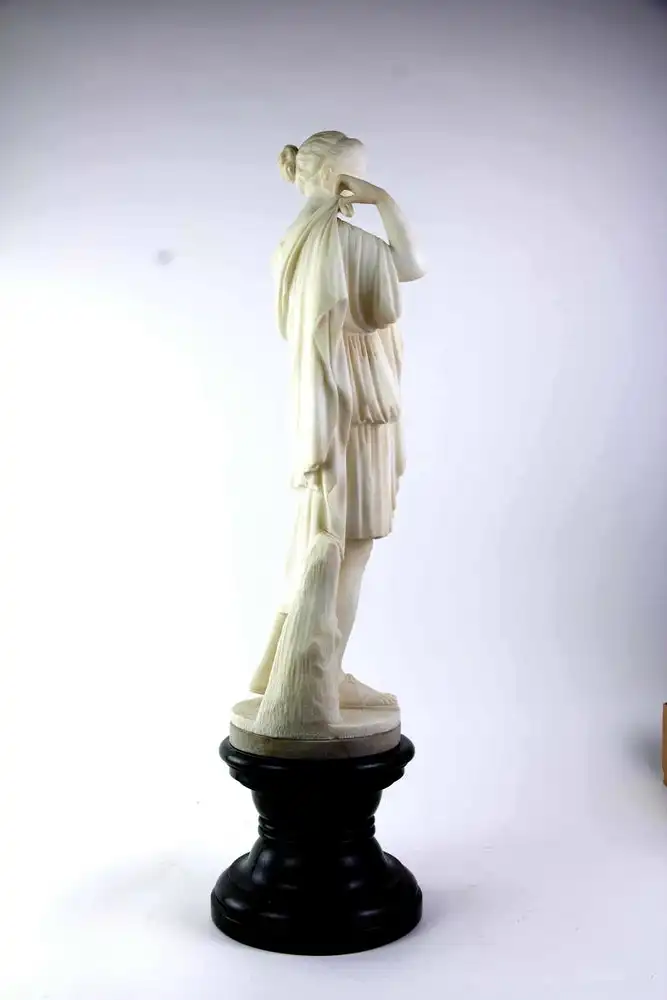 Große Figur, 19. Jh., Italien, Alabaster, Dame im klassisch-antiken Stil mit Gewand vor Baumstamm, wohl Kopie eines Originals, Sockel aus grünen, gedrechselten Marmor, Podest zweiteilig, drehbar, unbeschädigt, Gebrauchsspuren. H: 72 cm. 1