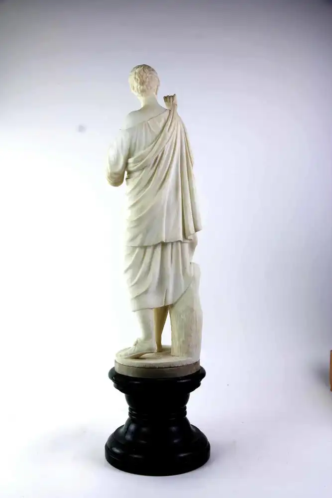 Große Figur, 19. Jh., Italien, Alabaster, Dame im klassisch-antiken Stil mit Gewand vor Baumstamm, wohl Kopie eines Originals, Sockel aus grünen, gedrechselten Marmor, Podest zweiteilig, drehbar, unbeschädigt, Gebrauchsspuren. H: 72 cm. 2