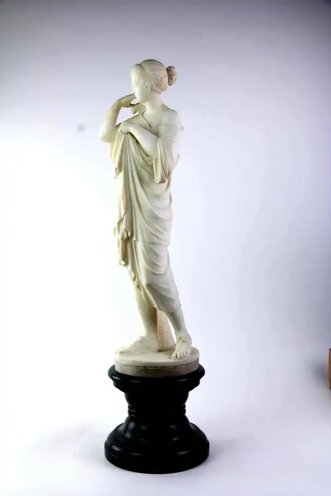 Große Figur, 19. Jh., Italien, Alabaster, Dame im klassisch-antiken Stil mit Gewand vor Baumstamm, wohl Kopie eines Originals, Sockel aus grünen, gedrechselten Marmor, Podest zweiteilig, drehbar, unbeschädigt, Gebrauchsspuren. H: 72 cm. 3