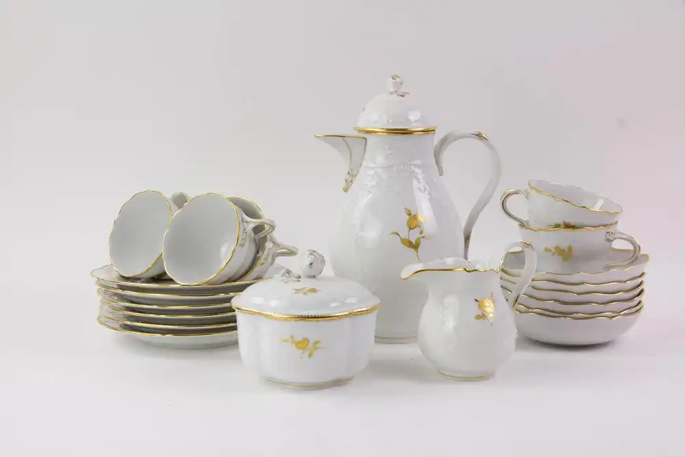 Service, 20. Jh., gemarkt Meißen, 2. Wahl, blaue Schwertermarke, Modell Neumarseille,  bestehend aus Kaffeekanne, Sahnekännchen, Zuckerdose und 6 Gedecken, neuwertig. 1