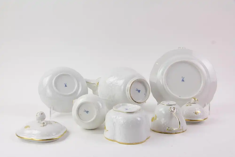 Service, 20. Jh., gemarkt Meißen, 2. Wahl, blaue Schwertermarke, Modell Neumarseille,  bestehend aus Kaffeekanne, Sahnekännchen, Zuckerdose und 6 Gedecken, neuwertig. 3