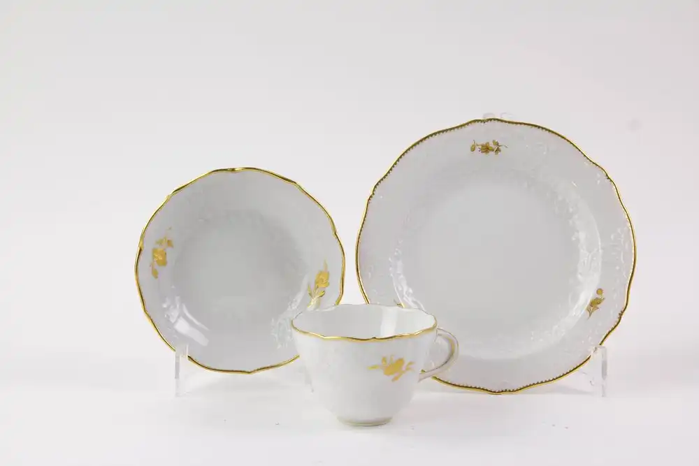 Service, 20. Jh., gemarkt Meißen, 2. Wahl, blaue Schwertermarke, Modell Neumarseille,  bestehend aus Kaffeekanne, Sahnekännchen, Zuckerdose und 6 Gedecken, neuwertig. 4