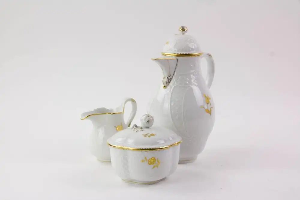 Service, 20. Jh., gemarkt Meißen, 2. Wahl, blaue Schwertermarke, Modell Neumarseille,  bestehend aus Kaffeekanne, Sahnekännchen, Zuckerdose und 6 Gedecken, neuwertig. 5