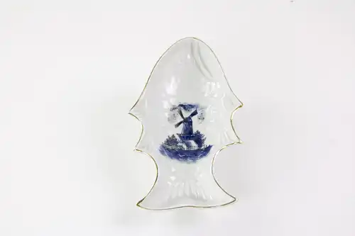 Puddingform, Anf. 20. Jh., Porzellan, ungemarkt, in Form eines Fisches, mit blauer Windmühle bemalt, Gebrauchsspuren, unbeschädigt. L: 22 cm.