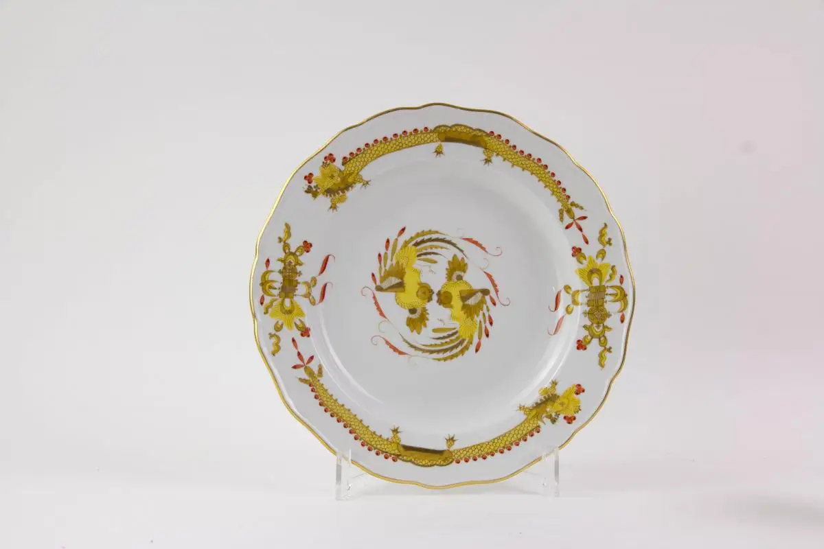 Konvolut Meißner Porzellan, gemarkt Meißen, verschiedene Schwertermarken, 1. Wahl, meist 20er Jahre, gelber Hofdrache, bestehend aus Teller, 3 Moccatassen und Vase, unbeschädigt. Teller D: 25 cm, Moccatassen H: 6 cm, Vase H: 10 cm. 1