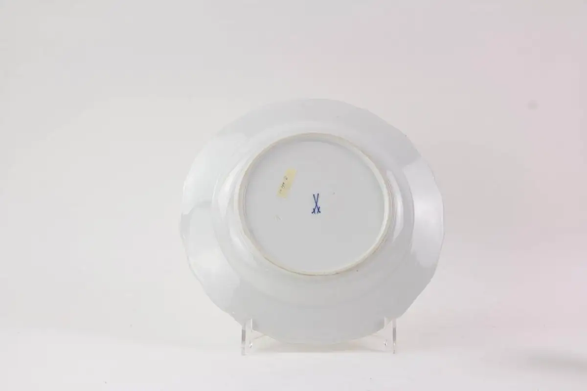 Konvolut Meißner Porzellan, gemarkt Meißen, verschiedene Schwertermarken, 1. Wahl, meist 20er Jahre, gelber Hofdrache, bestehend aus Teller, 3 Moccatassen und Vase, unbeschädigt. Teller D: 25 cm, Moccatassen H: 6 cm, Vase H: 10 cm. 2