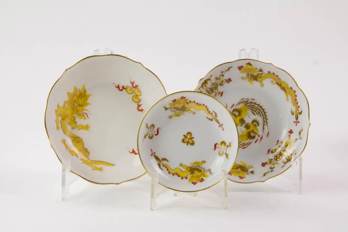 Konvolut Meißner Porzellan, gemarkt Meißen, verschiedene Schwertermarken, 1. Wahl, meist 20er Jahre, gelber Hofdrache, bestehend aus Teller, 3 Moccatassen und Vase, unbeschädigt. Teller D: 25 cm, Moccatassen H: 6 cm, Vase H: 10 cm. 4