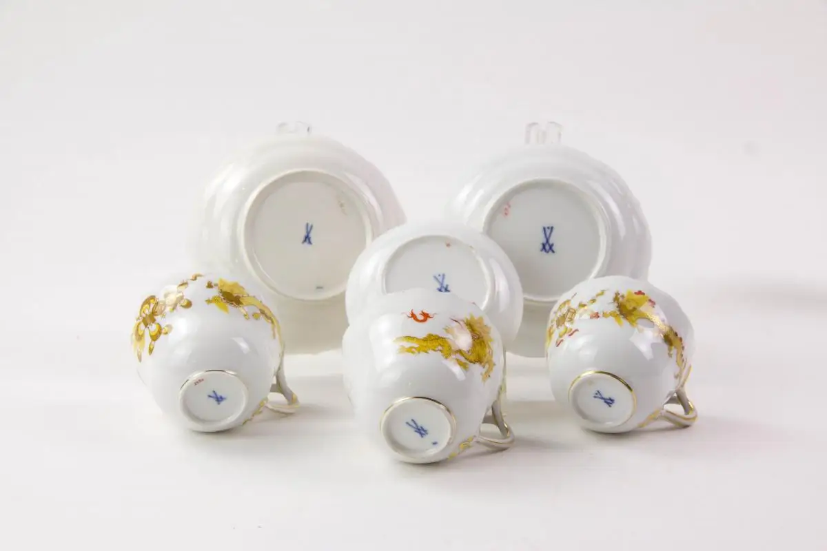 Konvolut Meißner Porzellan, gemarkt Meißen, verschiedene Schwertermarken, 1. Wahl, meist 20er Jahre, gelber Hofdrache, bestehend aus Teller, 3 Moccatassen und Vase, unbeschädigt. Teller D: 25 cm, Moccatassen H: 6 cm, Vase H: 10 cm. 5