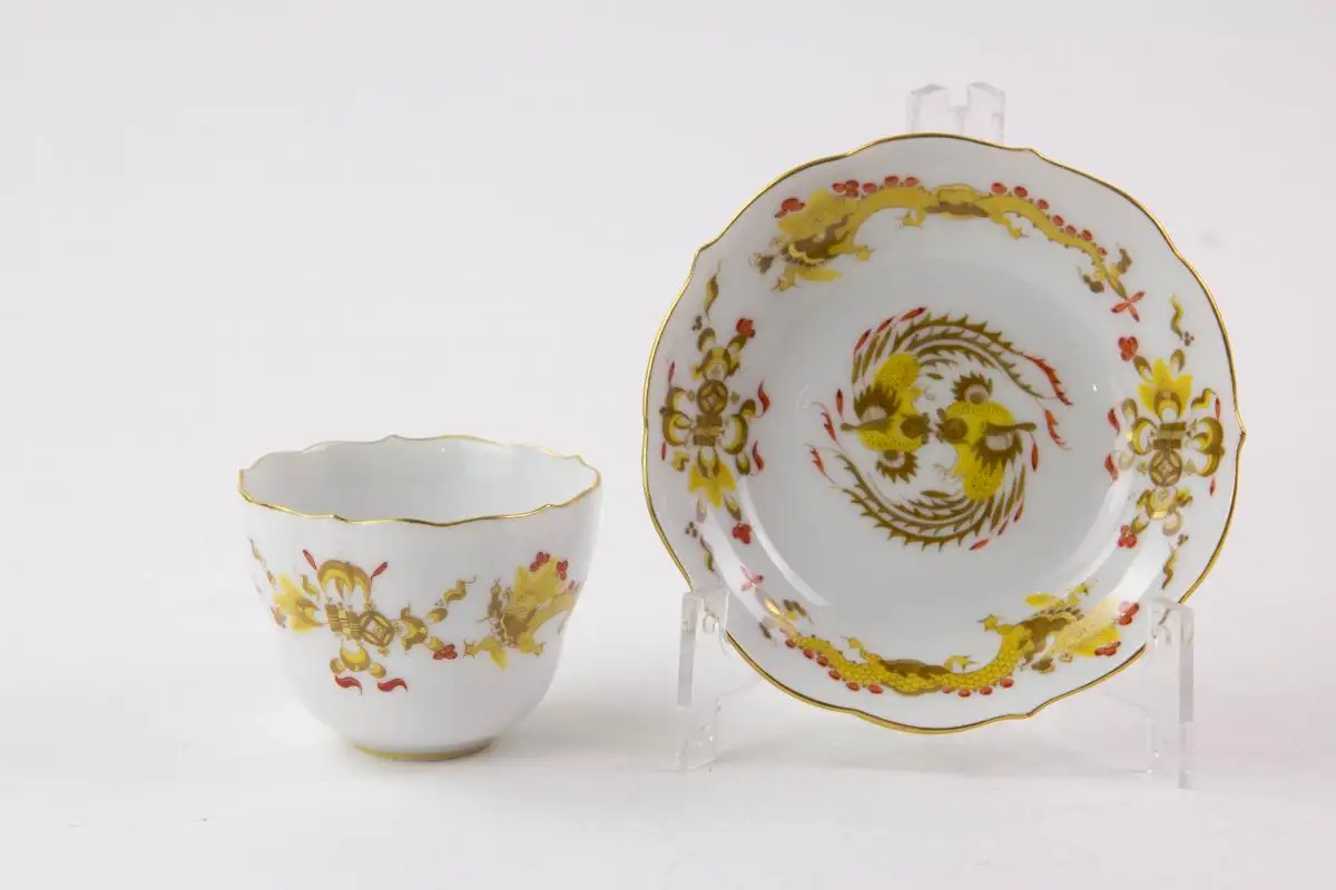 Konvolut Meißner Porzellan, gemarkt Meißen, verschiedene Schwertermarken, 1. Wahl, meist 20er Jahre, gelber Hofdrache, bestehend aus Teller, 3 Moccatassen und Vase, unbeschädigt. Teller D: 25 cm, Moccatassen H: 6 cm, Vase H: 10 cm. 6