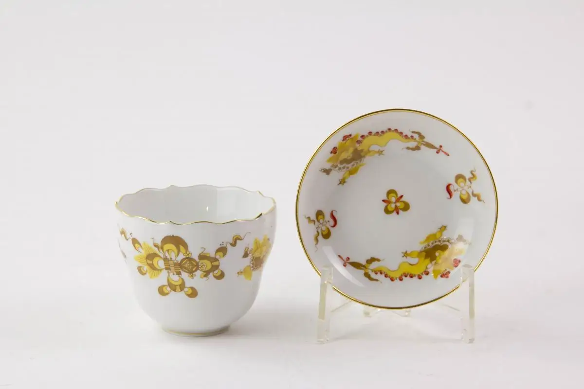 Konvolut Meißner Porzellan, gemarkt Meißen, verschiedene Schwertermarken, 1. Wahl, meist 20er Jahre, gelber Hofdrache, bestehend aus Teller, 3 Moccatassen und Vase, unbeschädigt. Teller D: 25 cm, Moccatassen H: 6 cm, Vase H: 10 cm. 8
