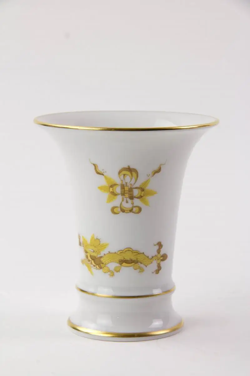 Konvolut Meißner Porzellan, gemarkt Meißen, verschiedene Schwertermarken, 1. Wahl, meist 20er Jahre, gelber Hofdrache, bestehend aus Teller, 3 Moccatassen und Vase, unbeschädigt. Teller D: 25 cm, Moccatassen H: 6 cm, Vase H: 10 cm. 9