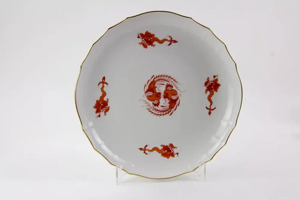 Moccasrvice für 2 Personen, 20. Jh., gemarkt Meißen, Schwertermarke, orangeroter Drachen, bestehend aus großer Platte, Moccakanne, Zuckerdose, Sahnekännchen, 2 Moccatassen und einer Vase (asortiert), unbeschädigt. Kanne H: 23 cm, Zuckerdose H: 9... 1