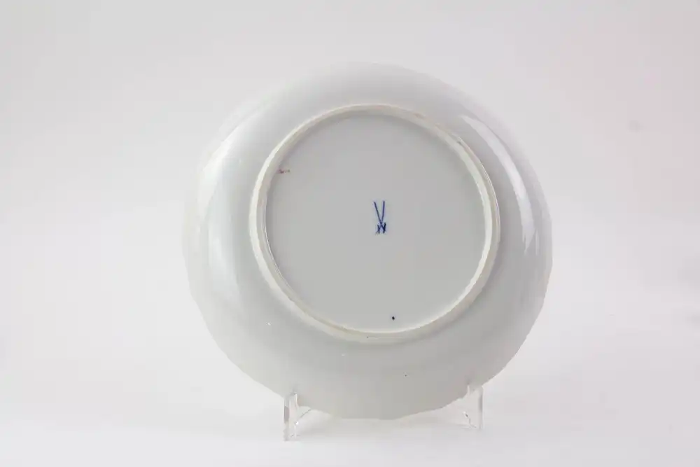 Moccasrvice für 2 Personen, 20. Jh., gemarkt Meißen, Schwertermarke, orangeroter Drachen, bestehend aus großer Platte, Moccakanne, Zuckerdose, Sahnekännchen, 2 Moccatassen und einer Vase (asortiert), unbeschädigt. Kanne H: 23 cm, Zuckerdose H: 9... 2