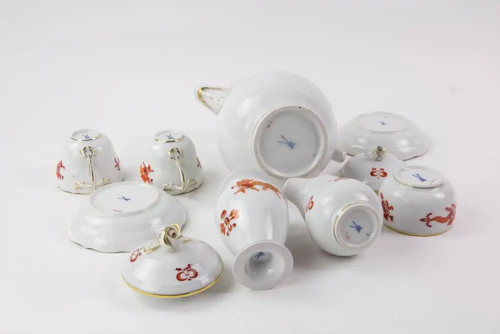 Moccasrvice für 2 Personen, 20. Jh., gemarkt Meißen, Schwertermarke, orangeroter Drachen, bestehend aus großer Platte, Moccakanne, Zuckerdose, Sahnekännchen, 2 Moccatassen und einer Vase (asortiert), unbeschädigt. Kanne H: 23 cm, Zuckerdose H: 9... 3