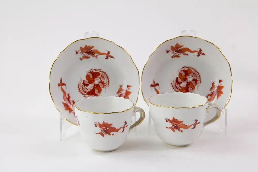 Moccasrvice für 2 Personen, 20. Jh., gemarkt Meißen, Schwertermarke, orangeroter Drachen, bestehend aus großer Platte, Moccakanne, Zuckerdose, Sahnekännchen, 2 Moccatassen und einer Vase (asortiert), unbeschädigt. Kanne H: 23 cm, Zuckerdose H: 9... 4