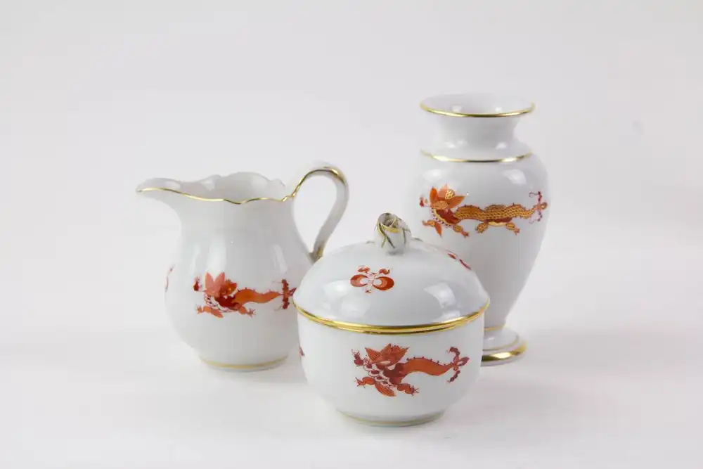 Moccasrvice für 2 Personen, 20. Jh., gemarkt Meißen, Schwertermarke, orangeroter Drachen, bestehend aus großer Platte, Moccakanne, Zuckerdose, Sahnekännchen, 2 Moccatassen und einer Vase (asortiert), unbeschädigt. Kanne H: 23 cm, Zuckerdose H: 9... 5