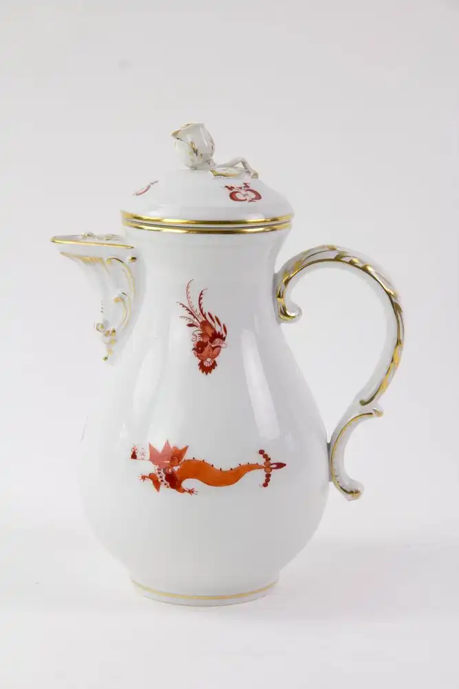Moccasrvice für 2 Personen, 20. Jh., gemarkt Meißen, Schwertermarke, orangeroter Drachen, bestehend aus großer Platte, Moccakanne, Zuckerdose, Sahnekännchen, 2 Moccatassen und einer Vase (asortiert), unbeschädigt. Kanne H: 23 cm, Zuckerdose H: 9... 6