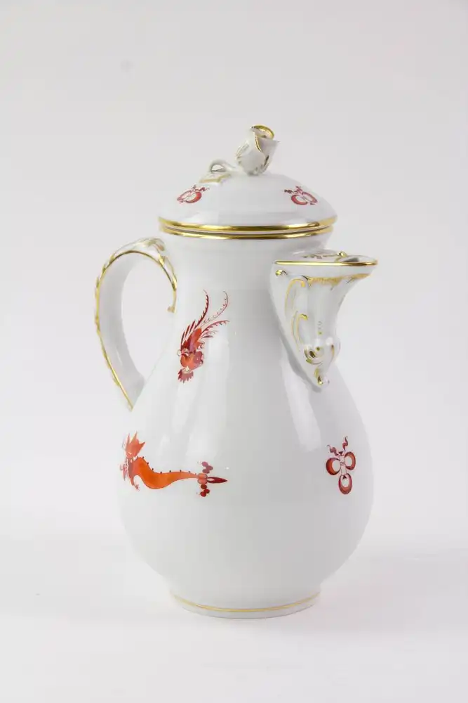 Moccasrvice für 2 Personen, 20. Jh., gemarkt Meißen, Schwertermarke, orangeroter Drachen, bestehend aus großer Platte, Moccakanne, Zuckerdose, Sahnekännchen, 2 Moccatassen und einer Vase (asortiert), unbeschädigt. Kanne H: 23 cm, Zuckerdose H: 9... 7
