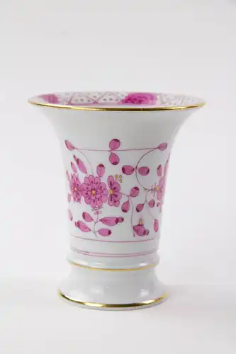 Vase, 20. Jh., gemarkt Meißen, Schwertermarke, indische Blume in purpur, umlaufend bemalt, unbeschädigt, H: 10 cm.