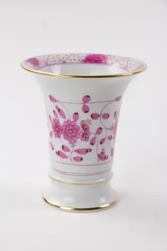 Vase, 20. Jh., gemarkt Meißen, Schwertermarke, indische Blume in purpur, umlaufend bemalt, unbeschädigt, H: 10 cm.