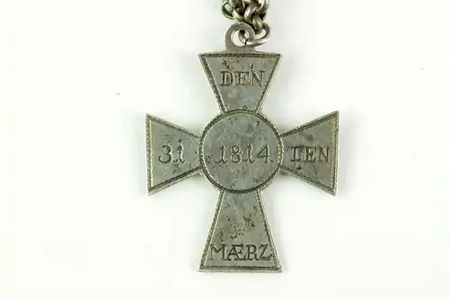 Collier, Deutschland, um 1814, Silber, Erbskette mit 12 Siegespfennigen aus den Befreiungskriegen, anhängendes Kreuz mit der Aufschrift: Die Verbündeten in Paris/ Den 31ten März 1814, äußerst selten, leichte Tragespuren,  L: 47 cm