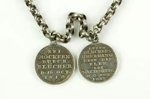 Collier, Deutschland, um 1814, Silber, Erbskette mit 12 Siegespfennigen aus den Befreiungskriegen, anhängendes Kreuz mit der Aufschrift: Die Verbündeten in Paris/ Den 31ten März 1814, äußerst selten, leichte Tragespuren,  L: 47 cm