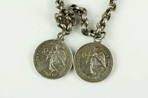 Collier, Deutschland, um 1814, Silber, Erbskette mit 12 Siegespfennigen aus den Befreiungskriegen, anhängendes Kreuz mit der Aufschrift: Die Verbündeten in Paris/ Den 31ten März 1814, äußerst selten, leichte Tragespuren,  L: 47 cm