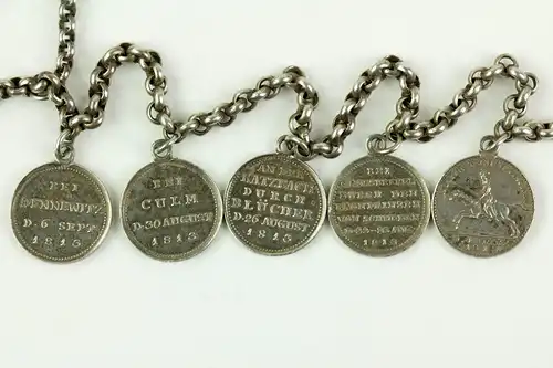 Collier, Deutschland, um 1814, Silber, Erbskette mit 12 Siegespfennigen aus den Befreiungskriegen, anhängendes Kreuz mit der Aufschrift: Die Verbündeten in Paris/ Den 31ten März 1814, äußerst selten, leichte Tragespuren,  L: 47 cm