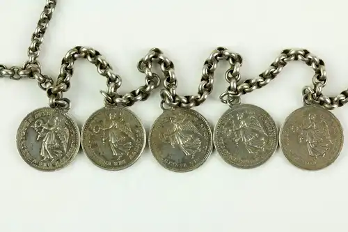 Collier, Deutschland, um 1814, Silber, Erbskette mit 12 Siegespfennigen aus den Befreiungskriegen, anhängendes Kreuz mit der Aufschrift: Die Verbündeten in Paris/ Den 31ten März 1814, äußerst selten, leichte Tragespuren,  L: 47 cm