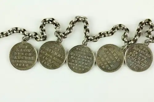 Collier, Deutschland, um 1814, Silber, Erbskette mit 12 Siegespfennigen aus den Befreiungskriegen, anhängendes Kreuz mit der Aufschrift: Die Verbündeten in Paris/ Den 31ten März 1814, äußerst selten, leichte Tragespuren,  L: 47 cm