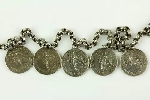 Collier, Deutschland, um 1814, Silber, Erbskette mit 12 Siegespfennigen aus den Befreiungskriegen, anhängendes Kreuz mit der Aufschrift: Die Verbündeten in Paris/ Den 31ten März 1814, äußerst selten, leichte Tragespuren,  L: 47 cm